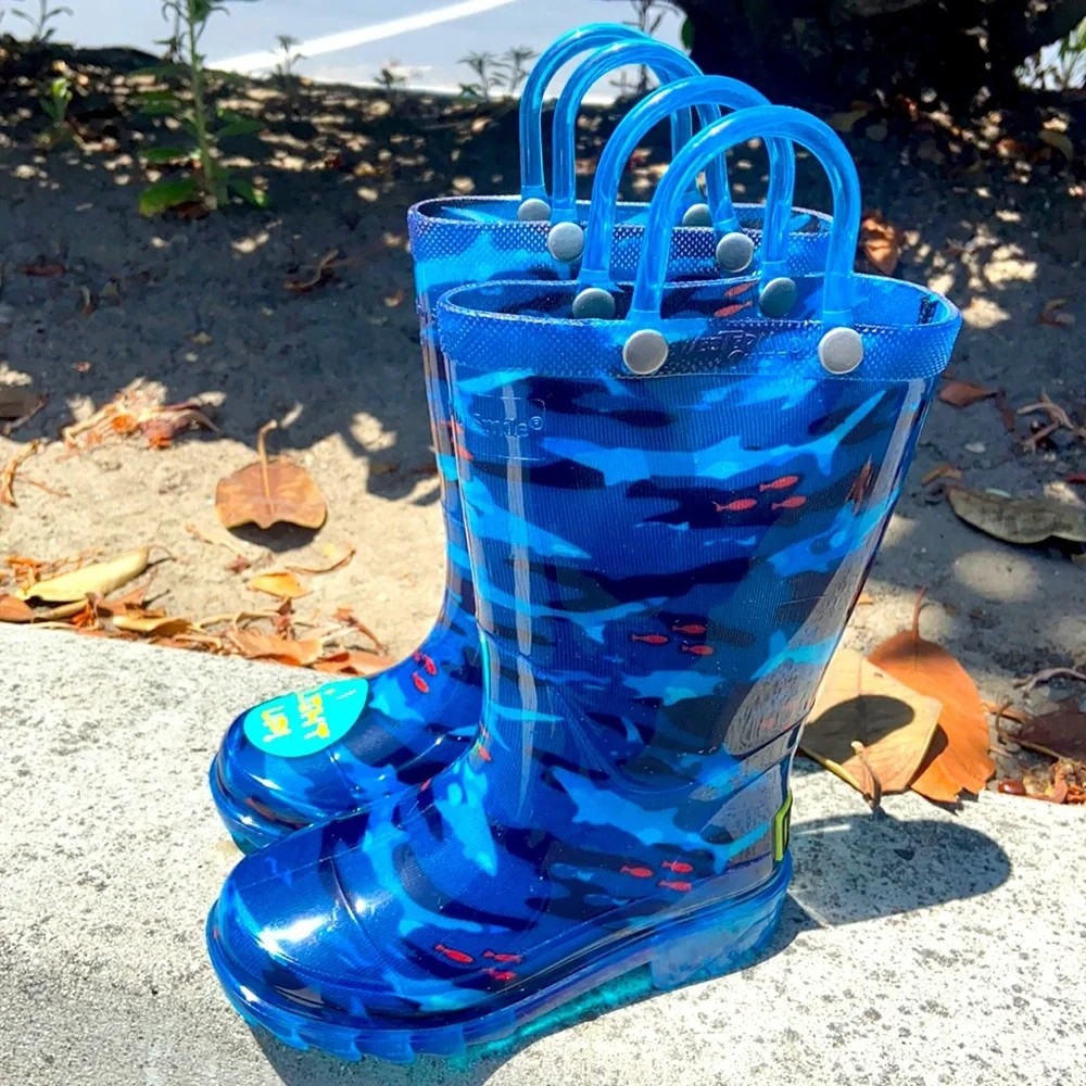 WESTERN CHIEF SHARK BLUE CAMO LIGHT UP RAINBOOTS SZ 6 PVC RAIN BOOTS NEW